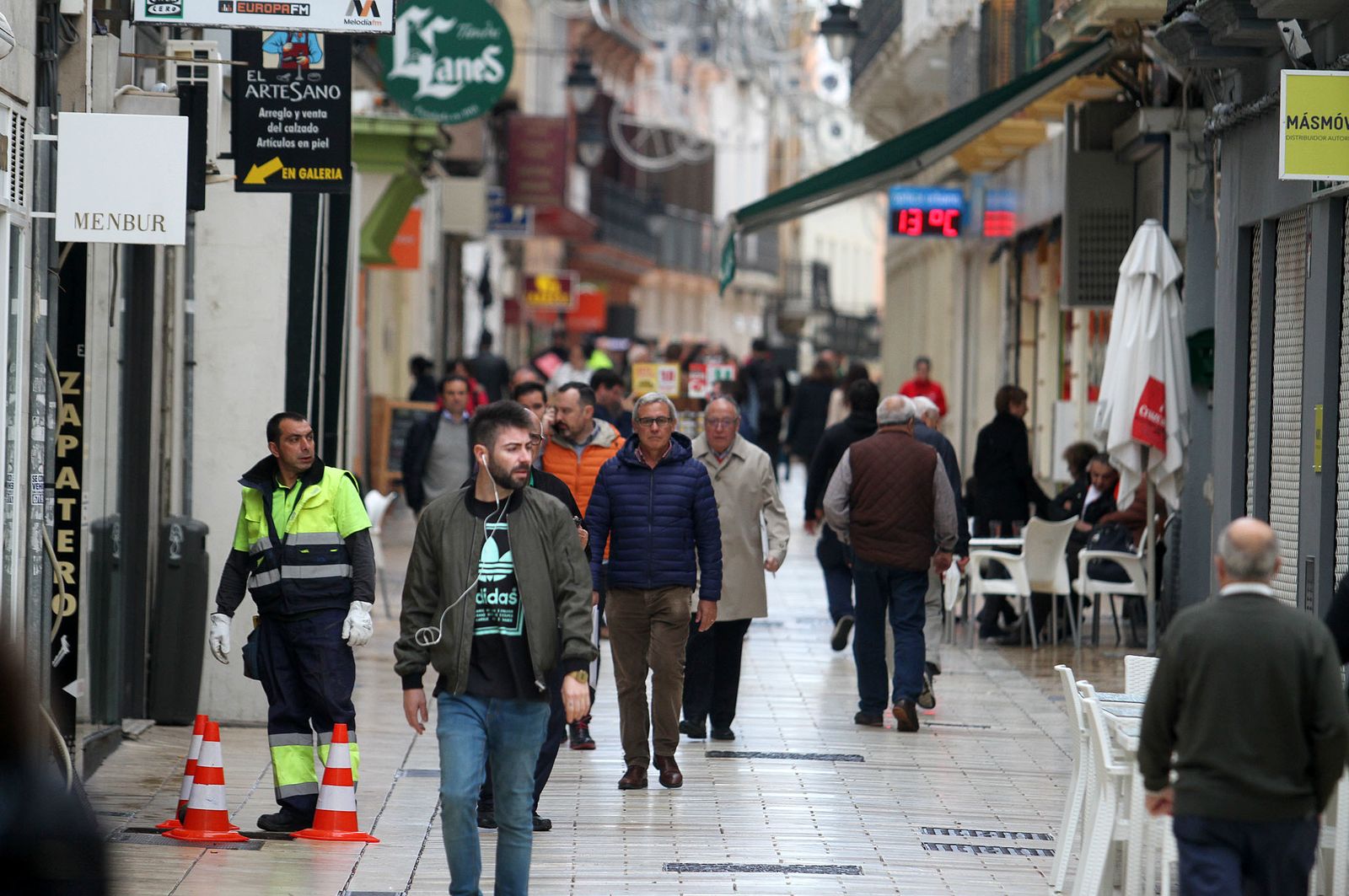 Varias personas transitan por una de las calles comerciales de la capital.