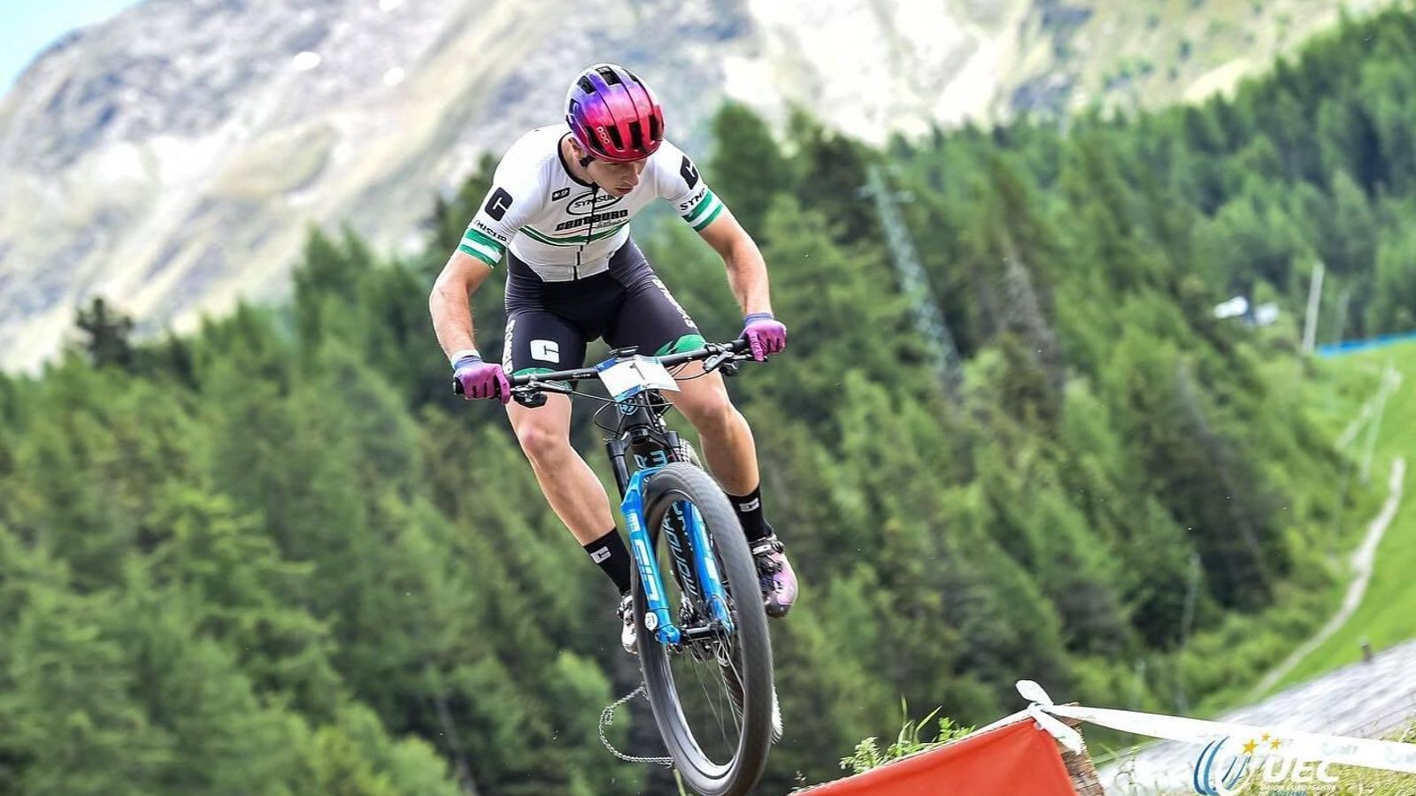 Hugo Franco tiene un dominio espectacular de la bicicleta.