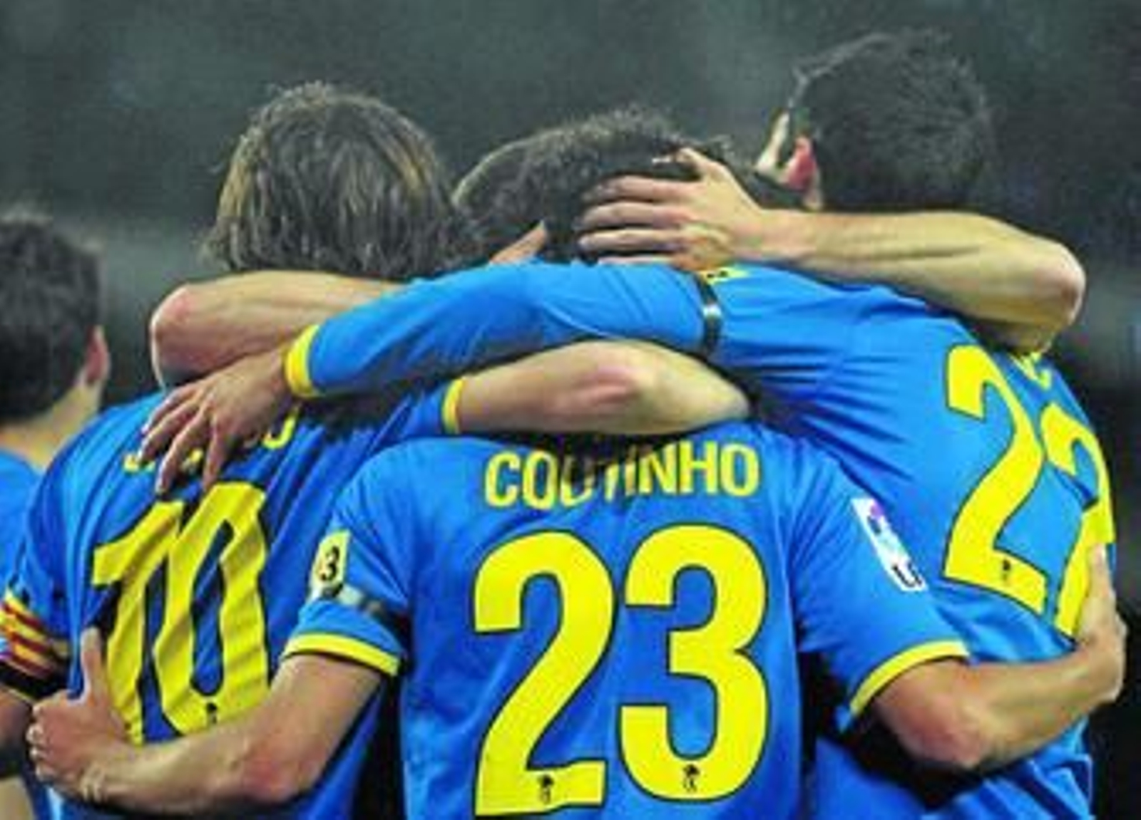 Los jugadores del Espanyol forman una piña tras su segundo gol, de Coutinho.