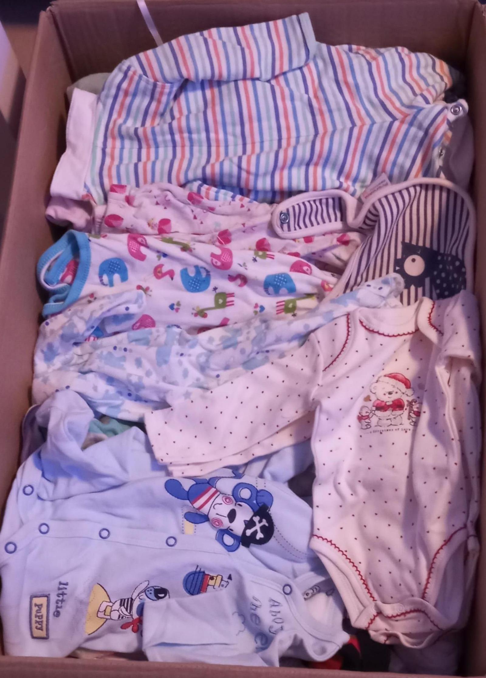 Caja con ropa de bebé entregada a la familia. Caja con ropa de bebé entregada a la familia.