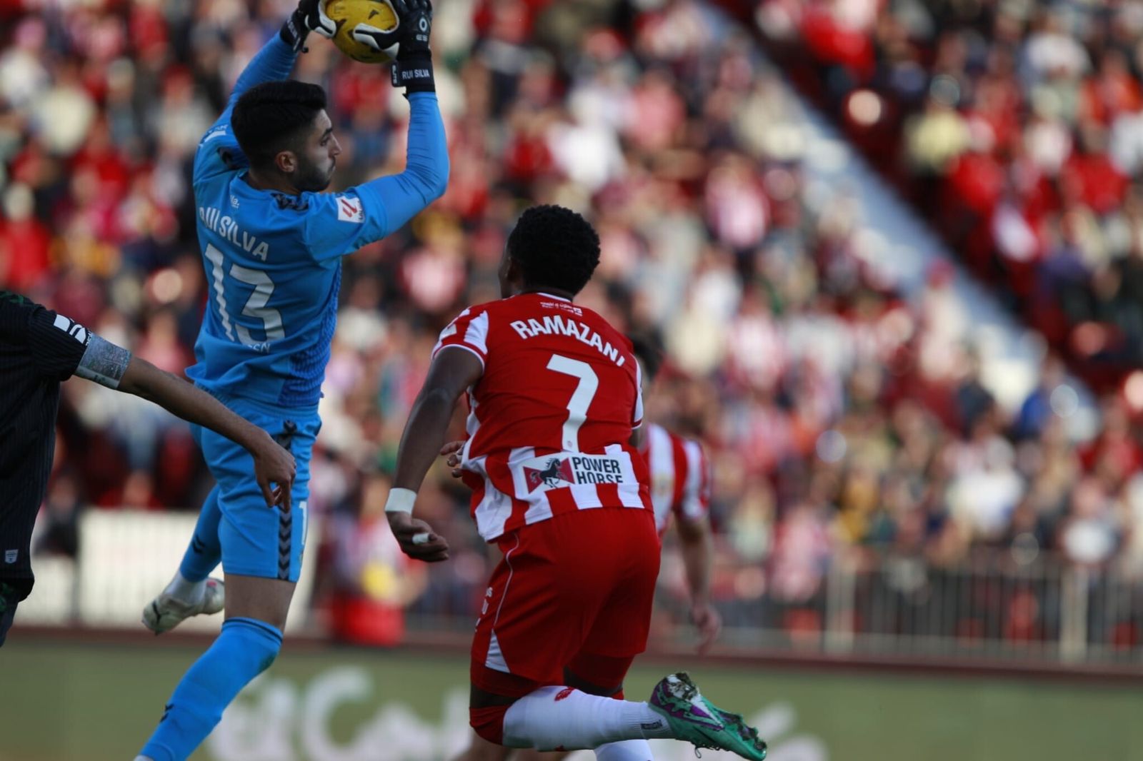 Rui Silva atrapa el balón al salir ante Ramazani.