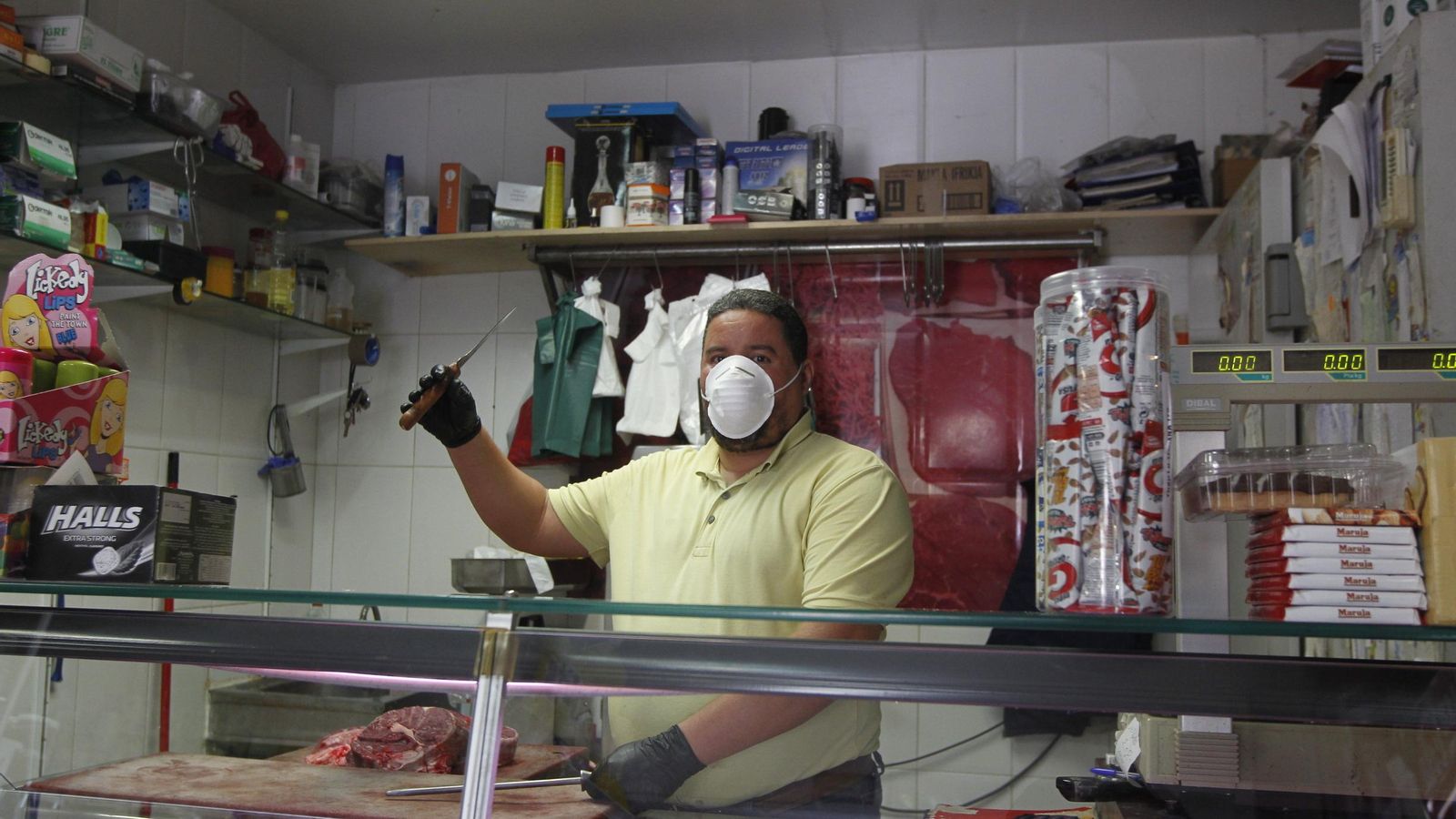 Hassan Essalam, cuchillo en mano mientras despieza una pierna de ternera