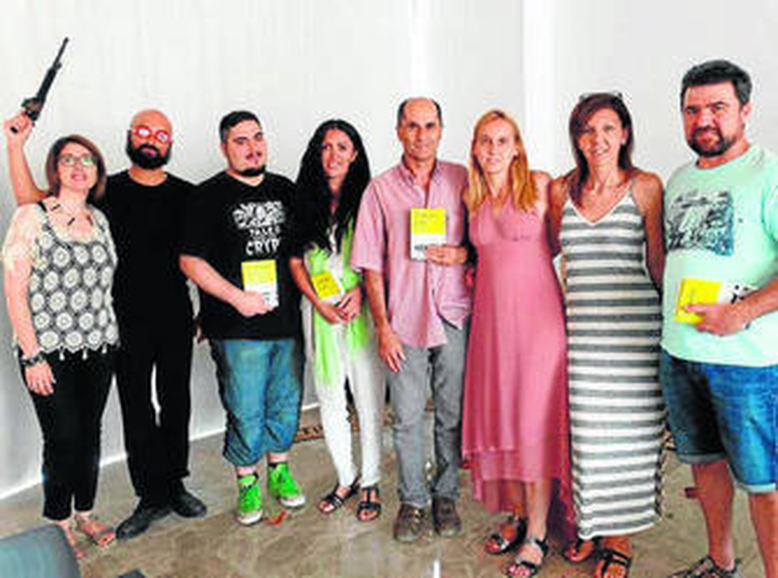Los coordinadores de la obra y los poetas junto a Noemí Trujillo.