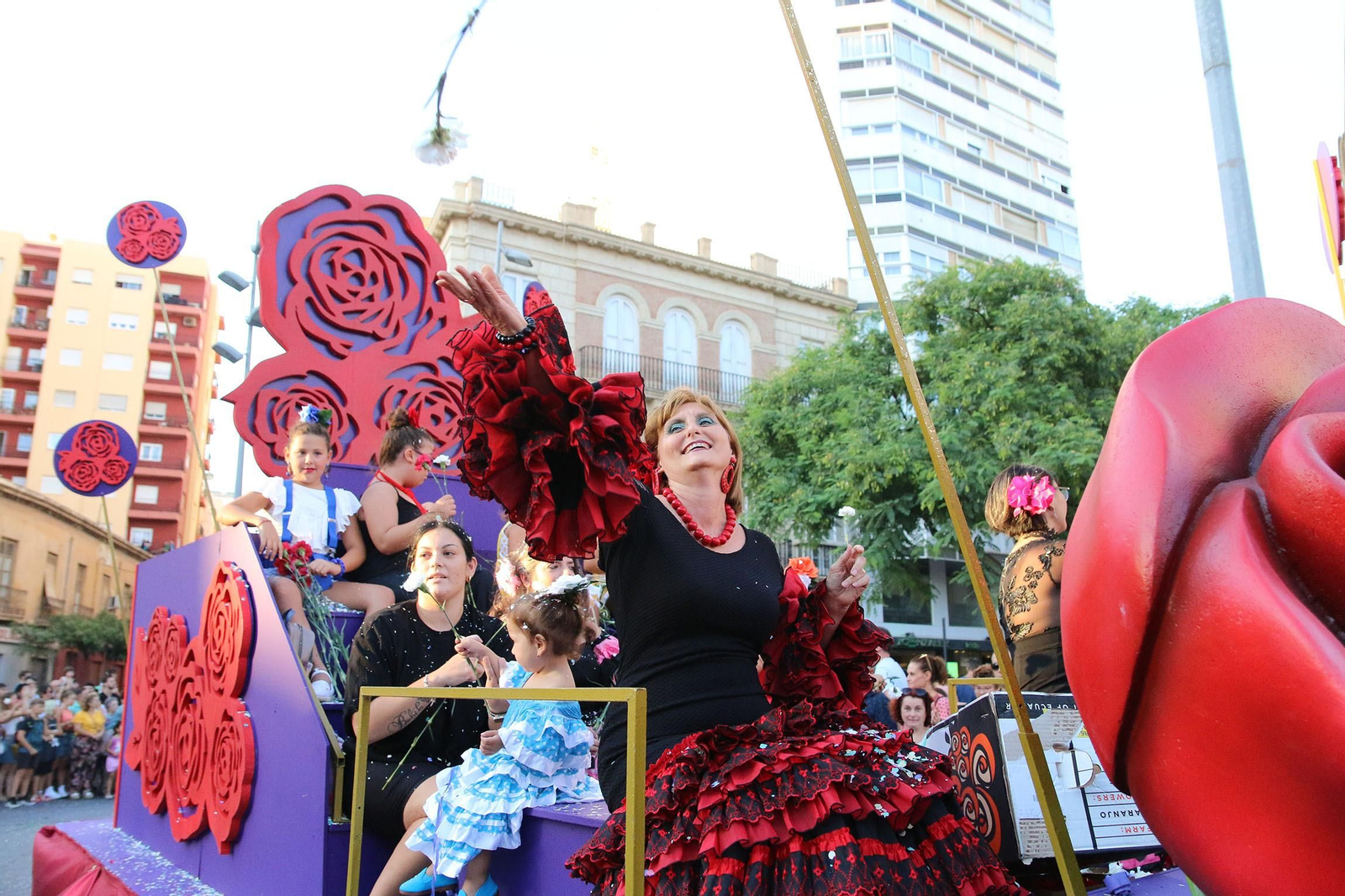 La Batalla de las Flores ha regresado inundando Almería de claveles