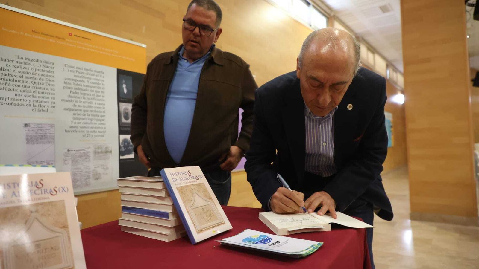 Manuel Tapia firma ejemplares de su décimo volumen de 'Historias de Algeciras'.