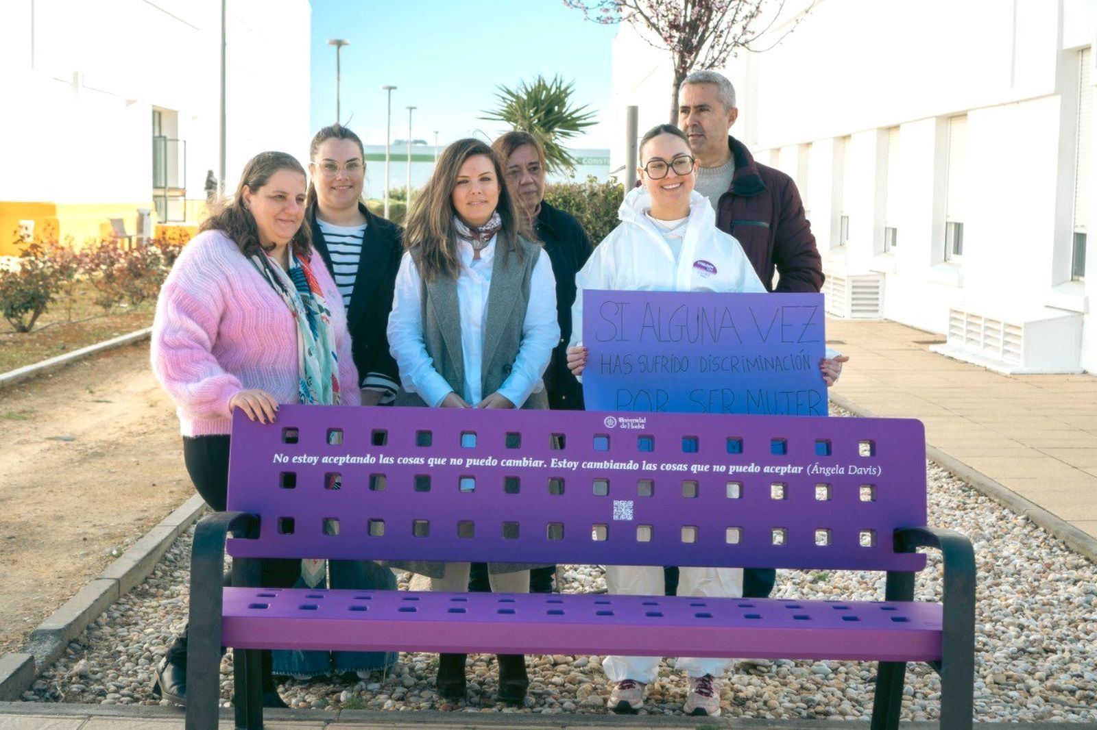 Presentación de uno de los bancos violeta de la Universidad de Huelva.