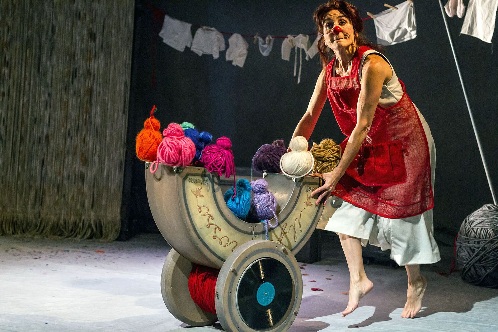 Rosa Díaz paseando a sus bebés-ovillos.