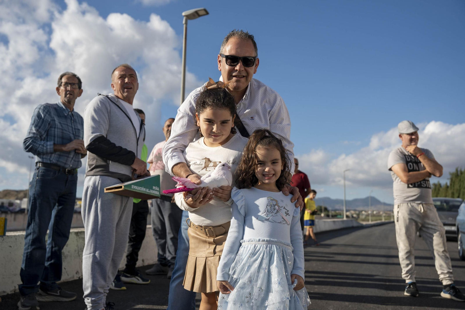 Las mejores imágenes de la suelta de palomos en la Feria de Albox