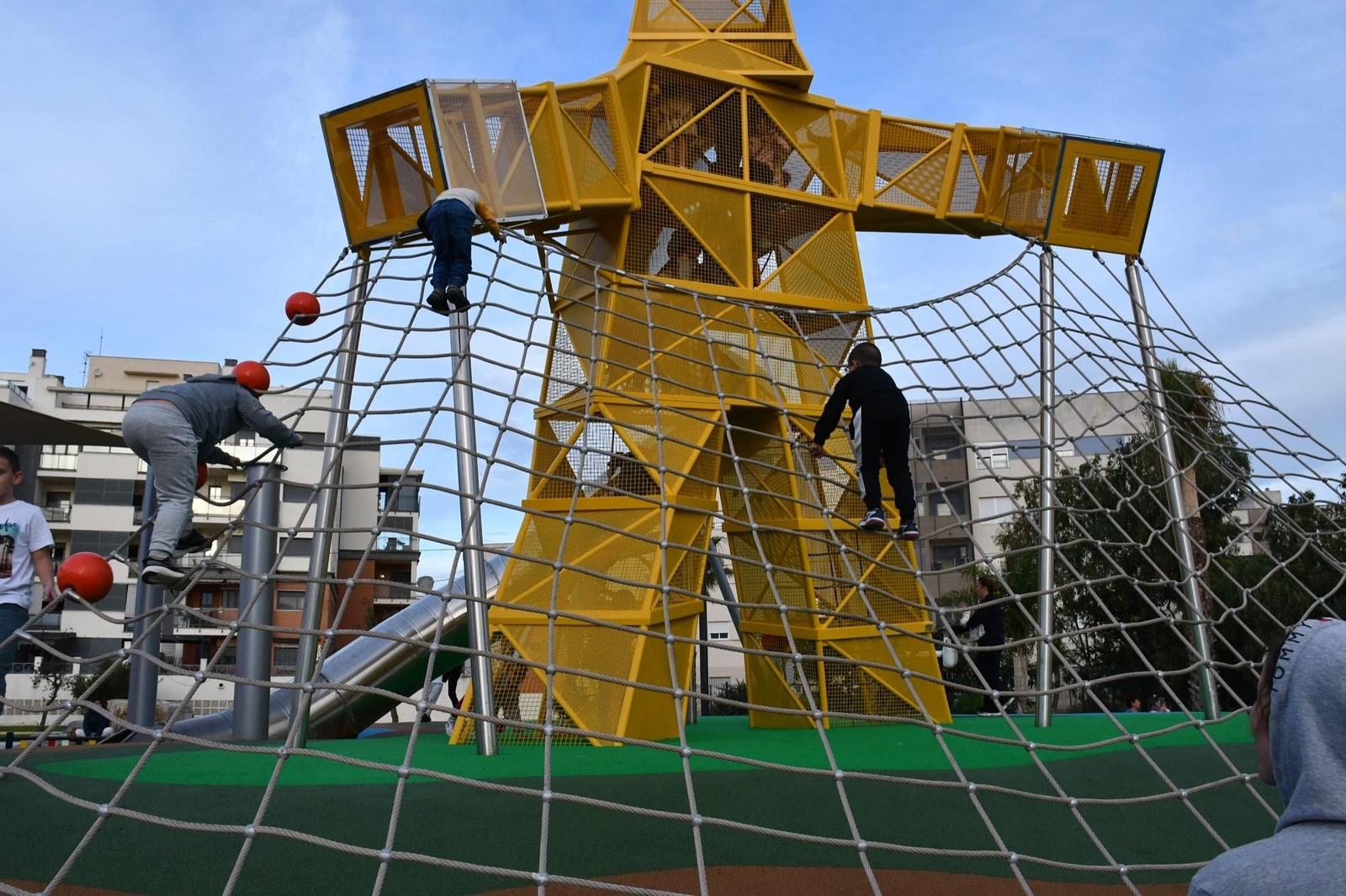 Multitudinaria inauguración del nuevo parque temático entre Campamento y Puente Mayorga