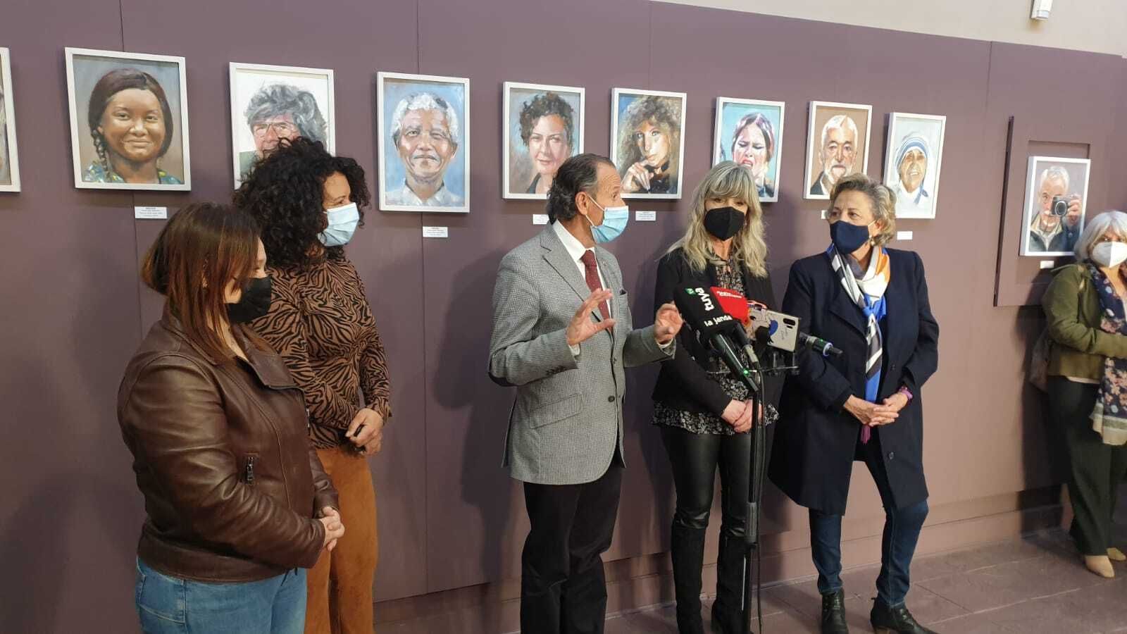 Román en la inauguración de la exposición colectiva de arte ‘RAH’