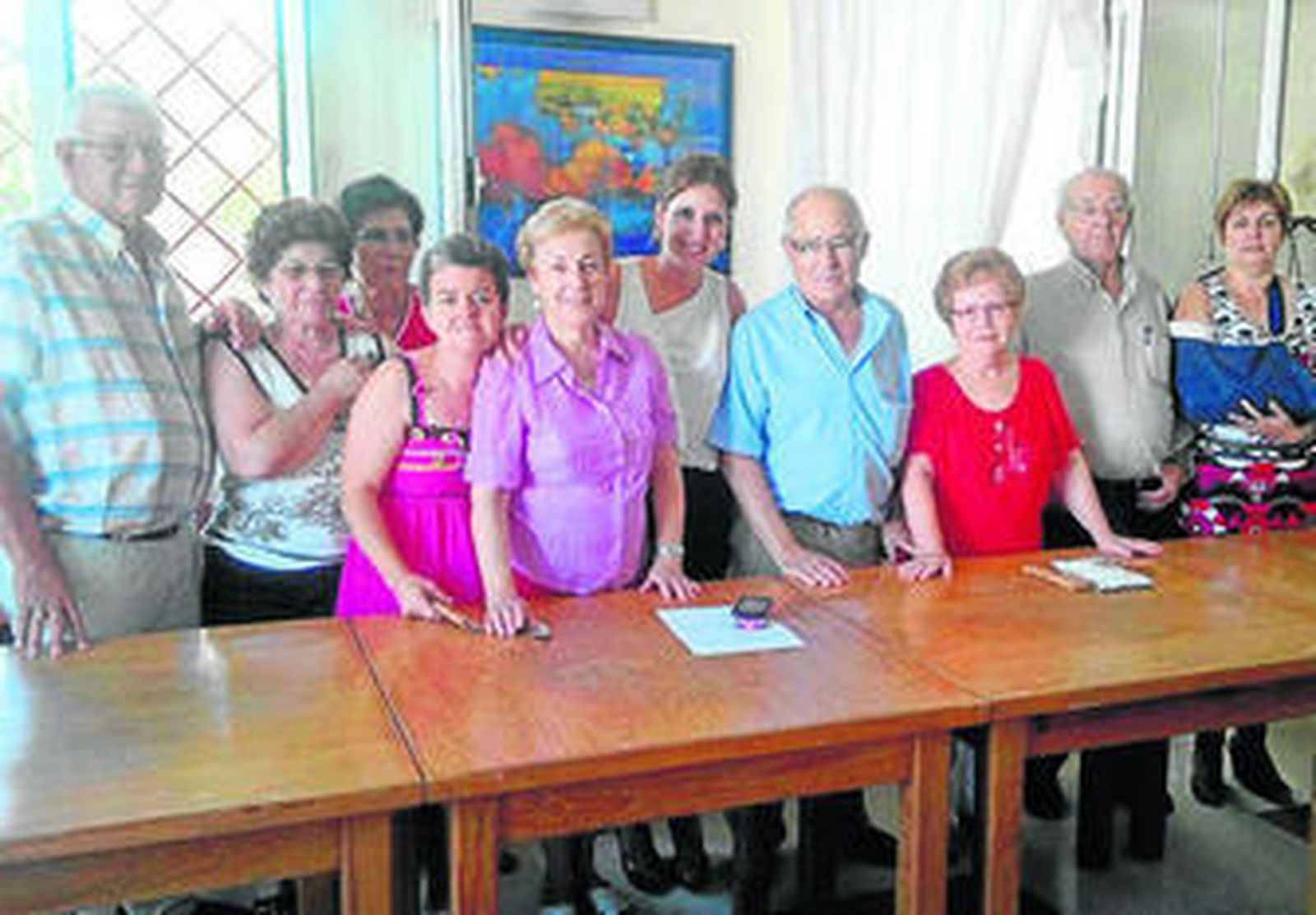 La concejala de Servicios Sociales de El Ejido junto a los mayores.