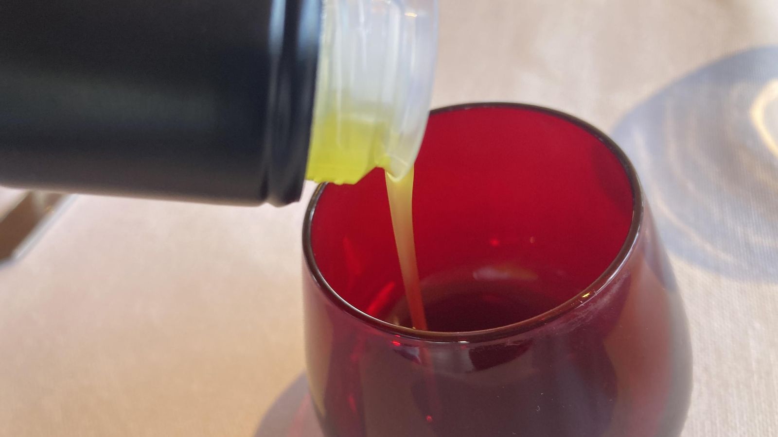 Cata del aceite de oliva que se produce en las instalaciones.