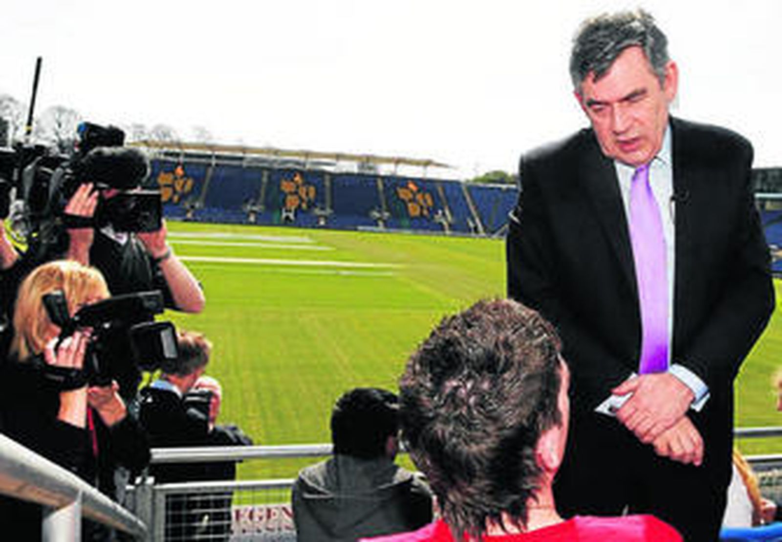 El primer ministro Brown habla con unos jóvenes en el estadio Swalec, en Cardiff.