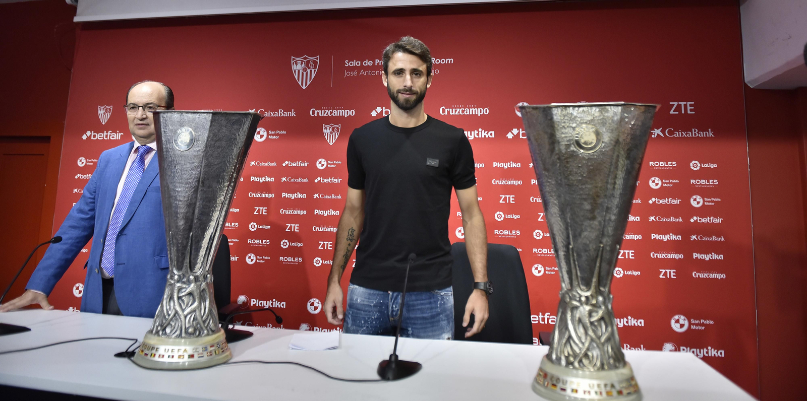 Las imágenes de la emotiva despedida de Nico Pareja del Sevilla