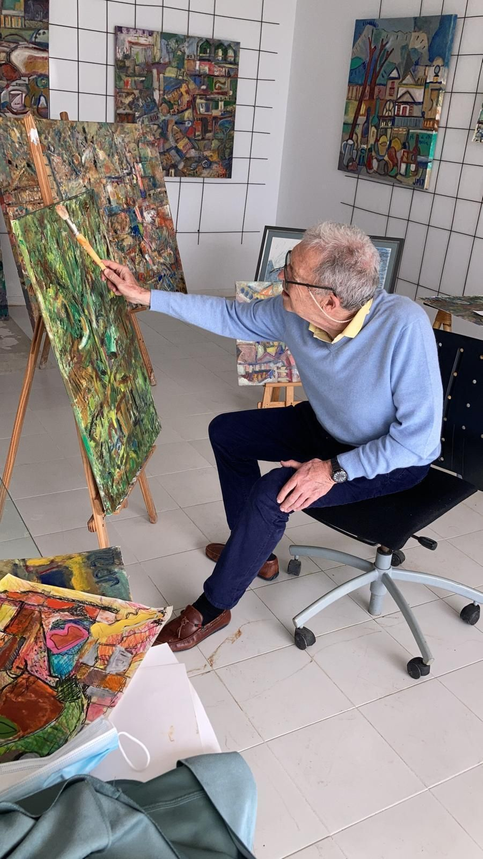 José Manuel Paredes pinta en su estudio.