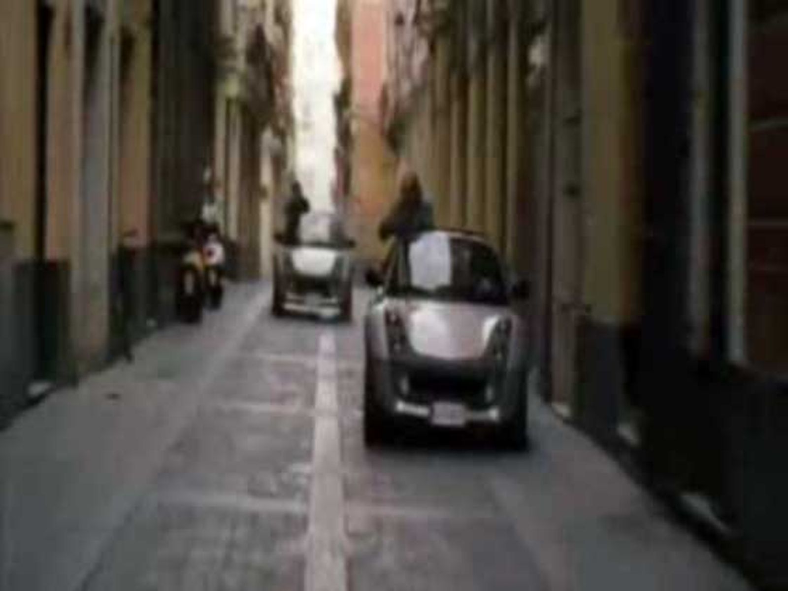 Otra perspectiva de la calle Cánovas, con los vehículos que persiguen a Cruise y Diaz como protagonistas.