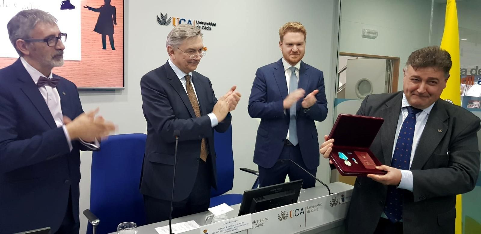 Andrés Santana, recibiendo la Medalla Pushkin en 2019,  la máxima condecoración que concede Rusia en la esfera de la lengua y la cultura rusas.