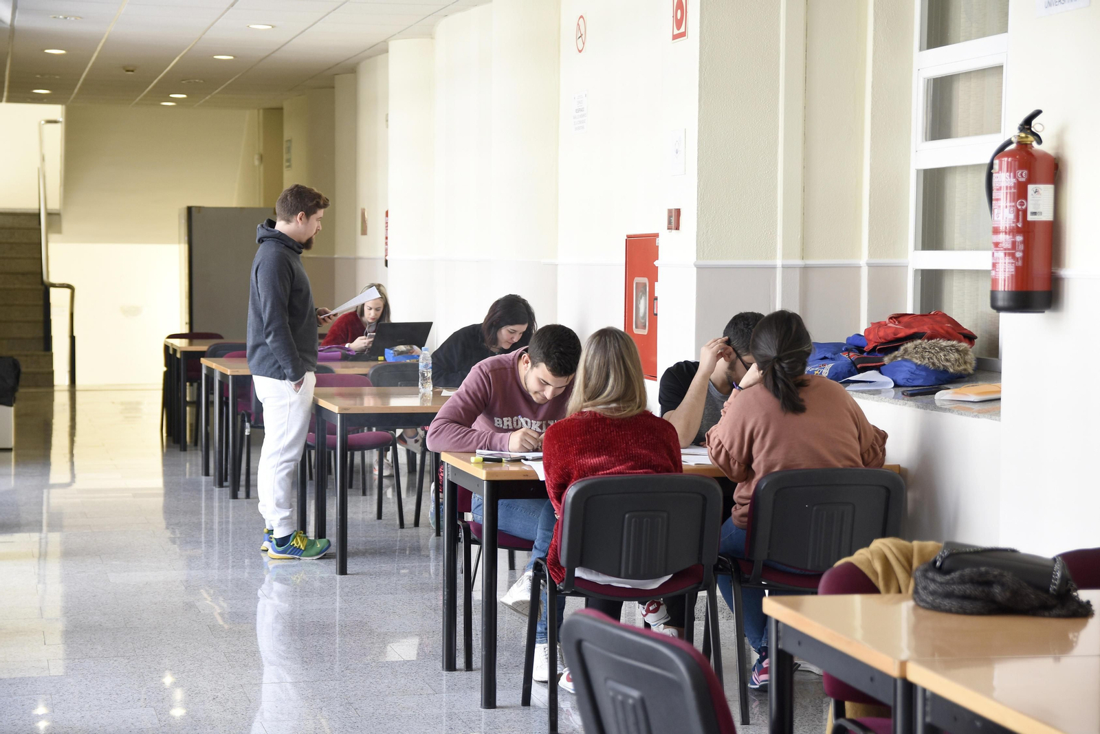 Alumnos de la UCO en una de las salas de la Facultad de Ciencias de la Educación.