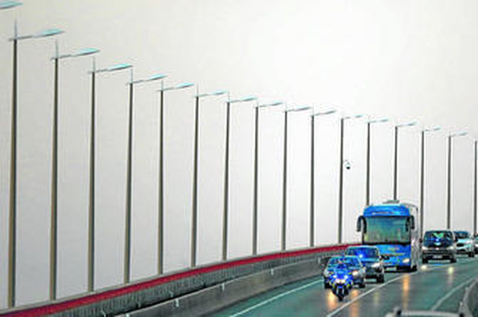 El autobús de la selección española es escoltado por la policía francesa en su llegada a la isla de Ré.