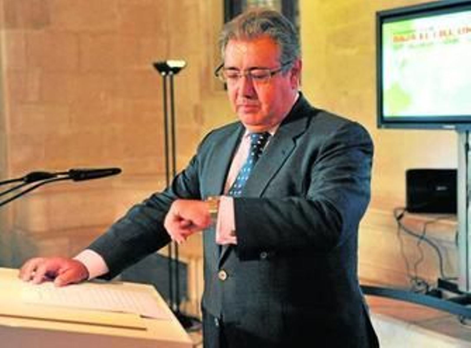 Zoido prioriza la bajada de impuestos al pago anticipado de deuda en 2014