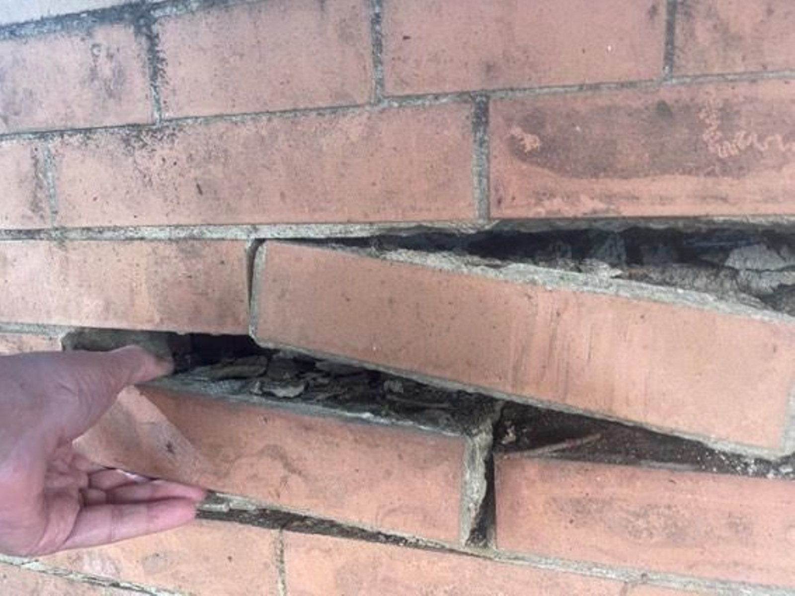 Las grietas del cerramiento de los Jardines del Prado en Diego de Riaño