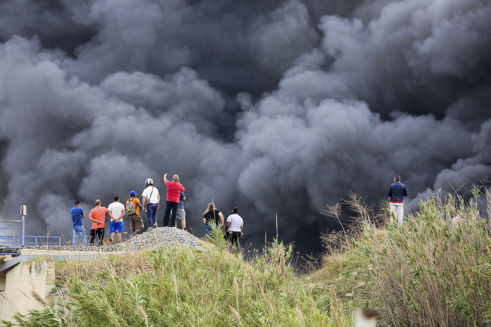 Fotos del incendio de varios vehículos en un aparcamiento de caravanas del polígono Guadalhorce