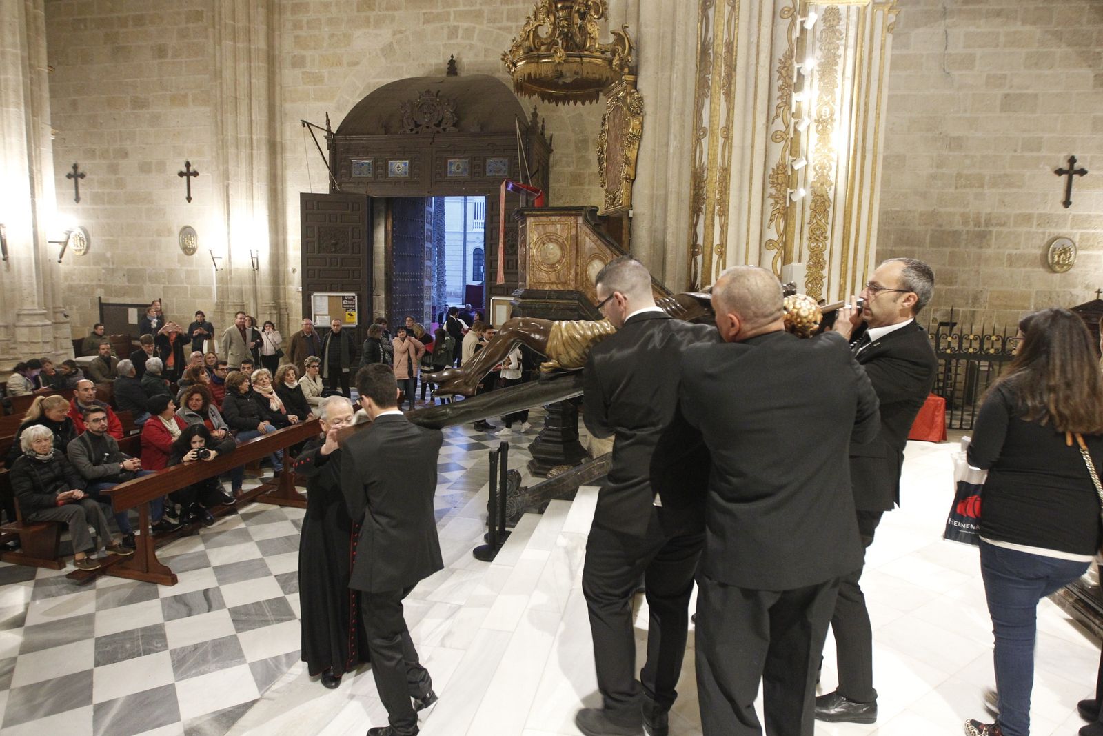 Imágenes Via Crucis Santo Cristo de la Escucha. Semana Santa Almería 2019