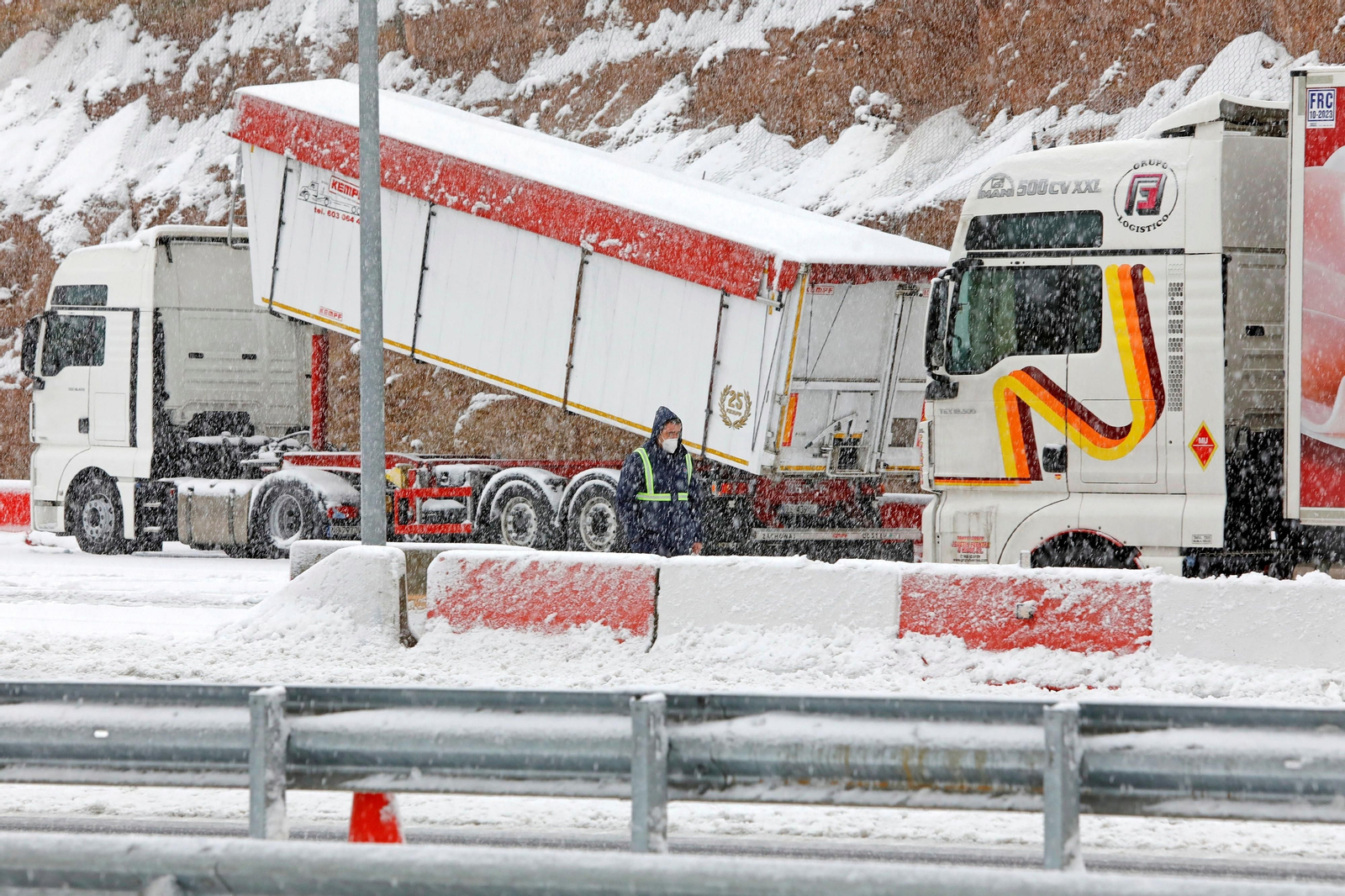 El segundo día del temporal 'Filomena' en imágenes: más nieve y caos