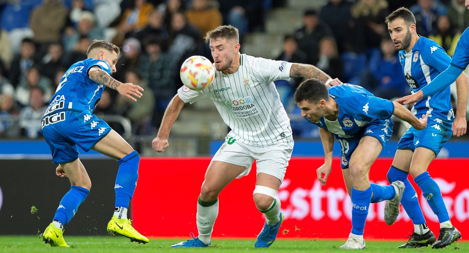Casas pelea por el balón entre varios jugadores del Deportivo, uno de los equipos que se reforzará en este mercado.