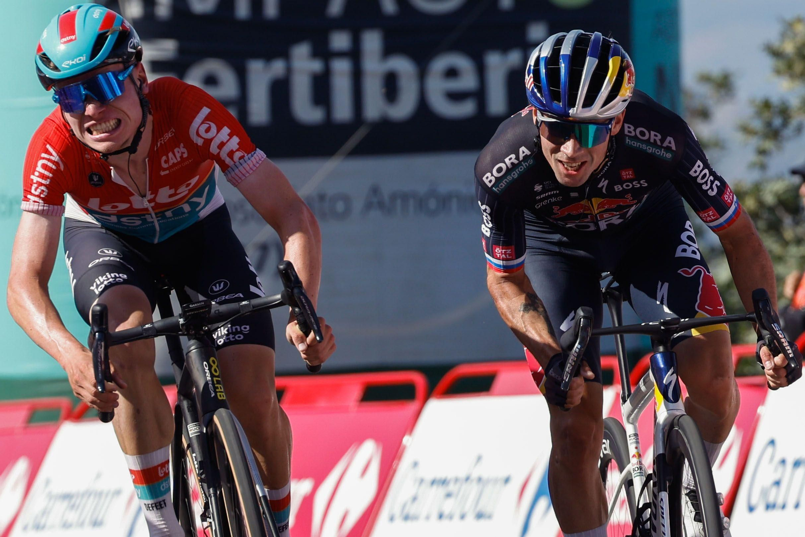 El ciclista esloveno del Bora Primoz Roglic (d) se impone al belga Lennert van Eetvelt (Lotto) en la meta.