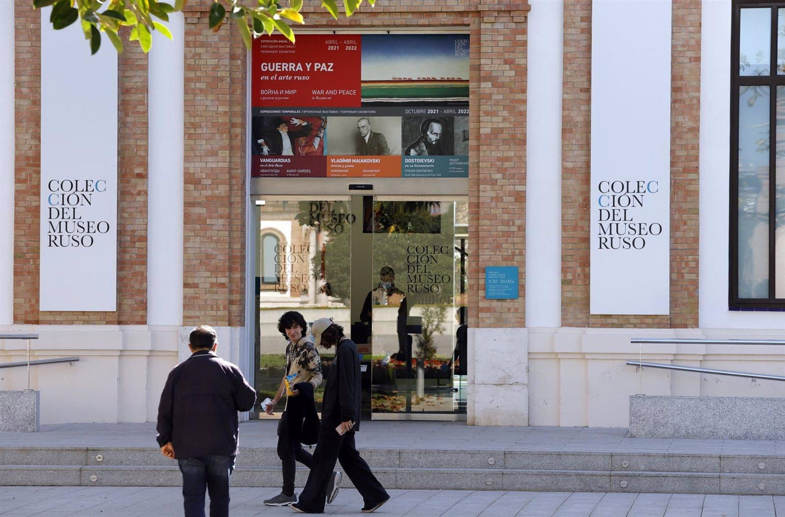 Varias personas pasan por delante de la fachada de la Colección del Museo Ruso.