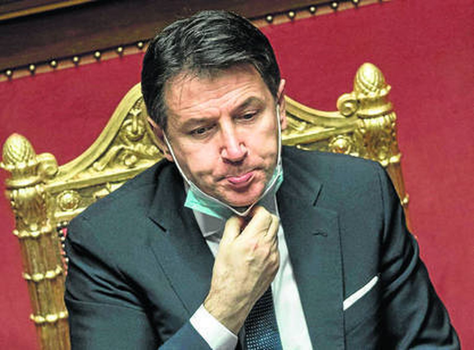 El primer ministro italiano, Giuseppe Conte, resopla durante la sesión de ayer en el Senado.
