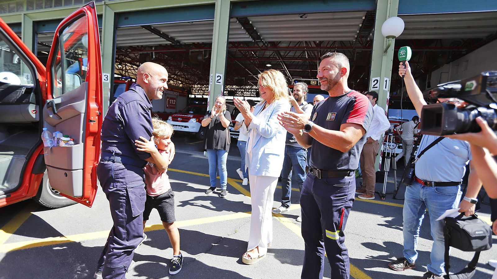 Imágenes del regreso de los bomberos de Huelva tras finalizar las labores de búsqueda en Marruecos