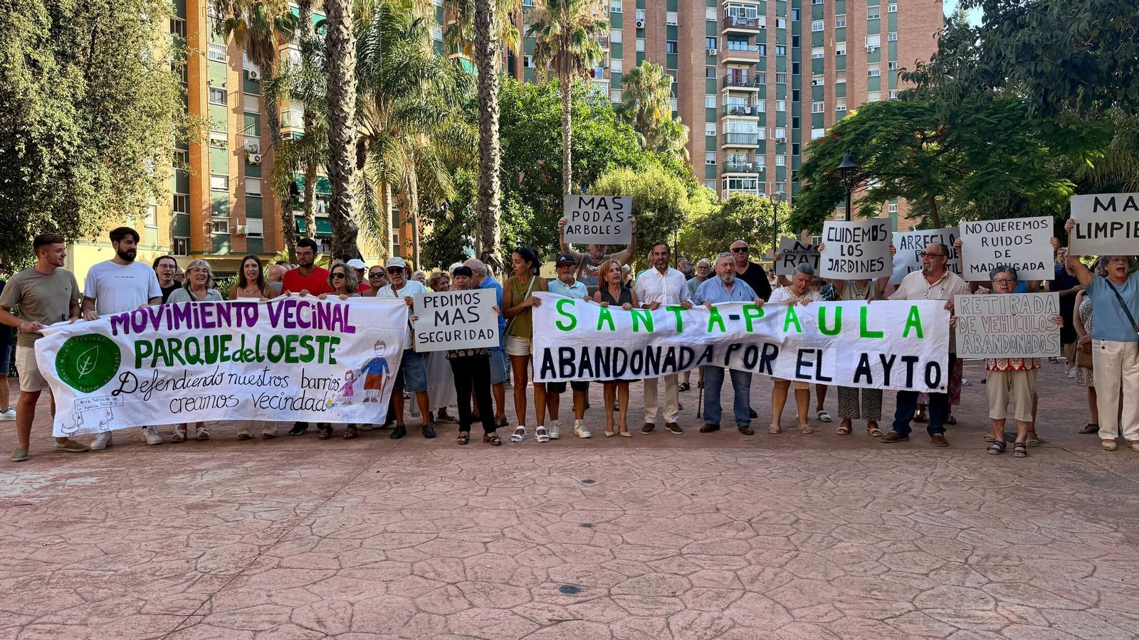 Vecinos de Santa Paula manifestandose ante el "abandono" del Ayuntamiento Vecinos de Santa Paula manifestandose ante el "abandono" del Ayuntamiento