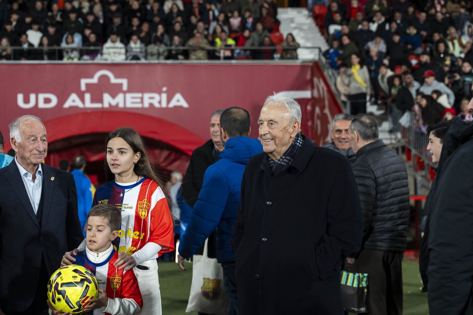 Fotogalería del partido homenaje a Guillermo Blanes entre los veteranos de la UD Almería y el FC Barcelona
