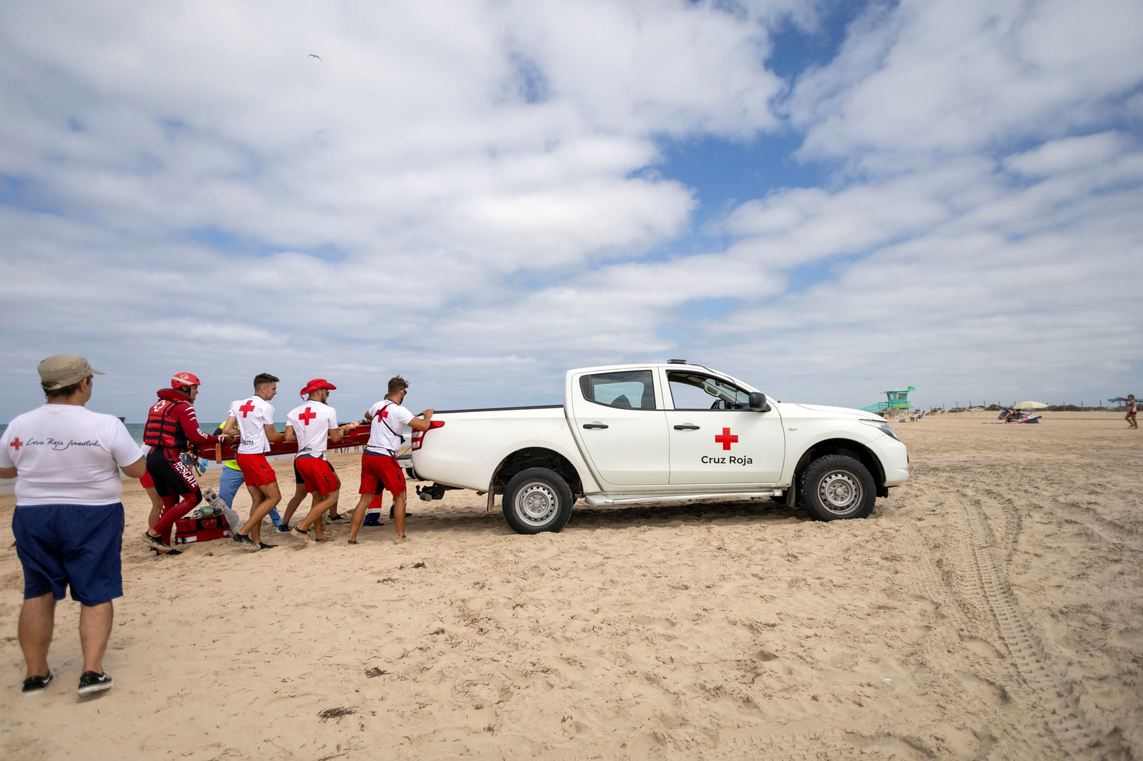 En imágenes: así se pone a prueba el servicio de socorrismo y salvamento de la playa de Camposoto