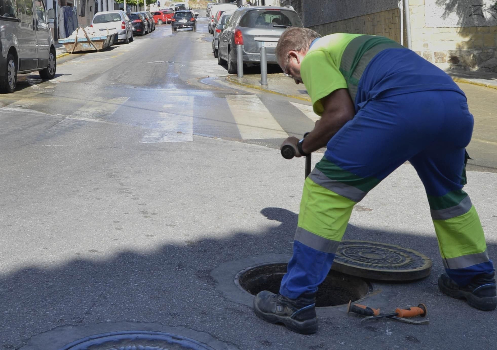 Un operario de Emalgesa en la calle María Auxiliadora, en foto de archivo.