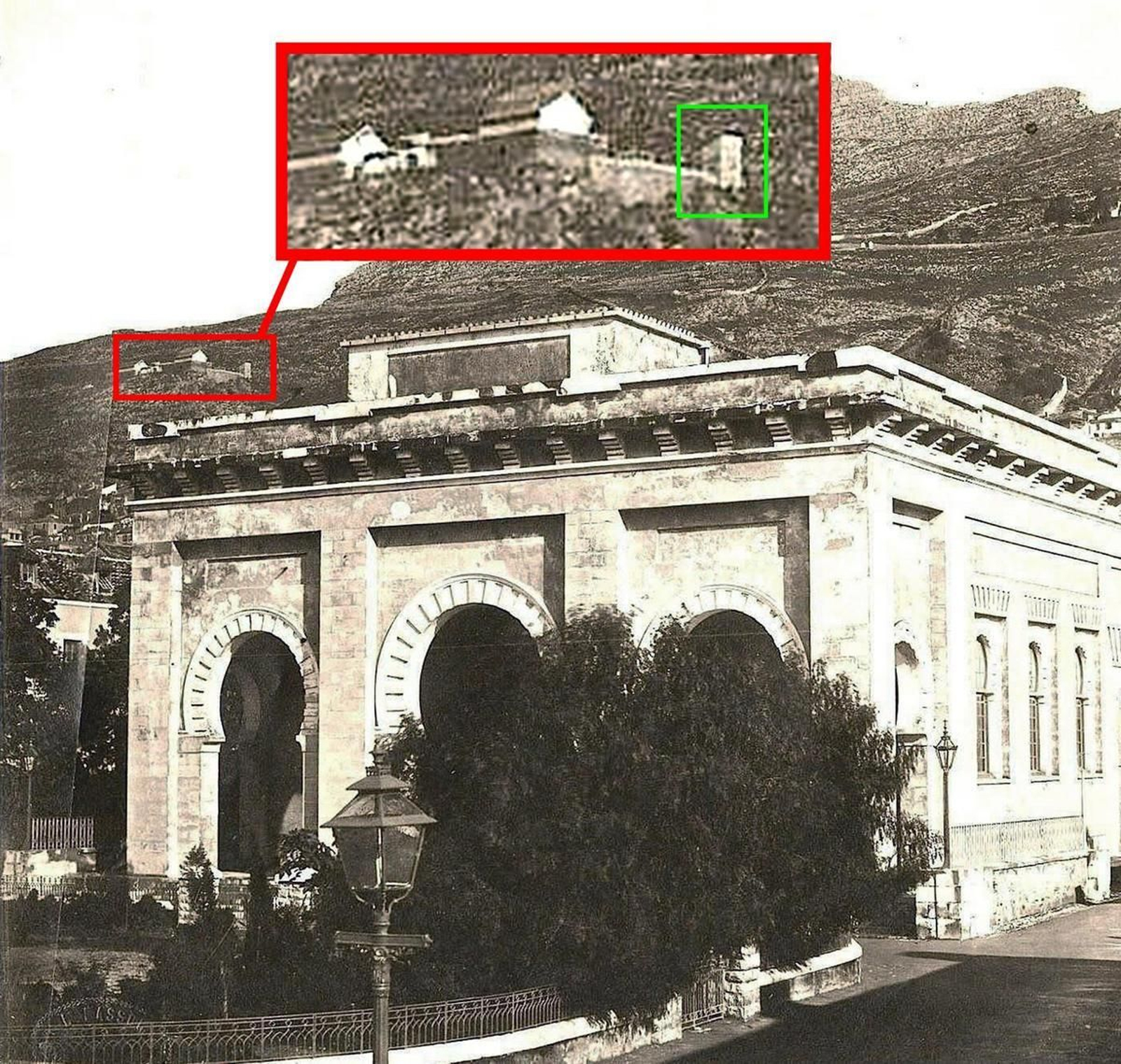 La fotografía en la que se observa la torre antes de su desmantelamiento, rodeada en verde.