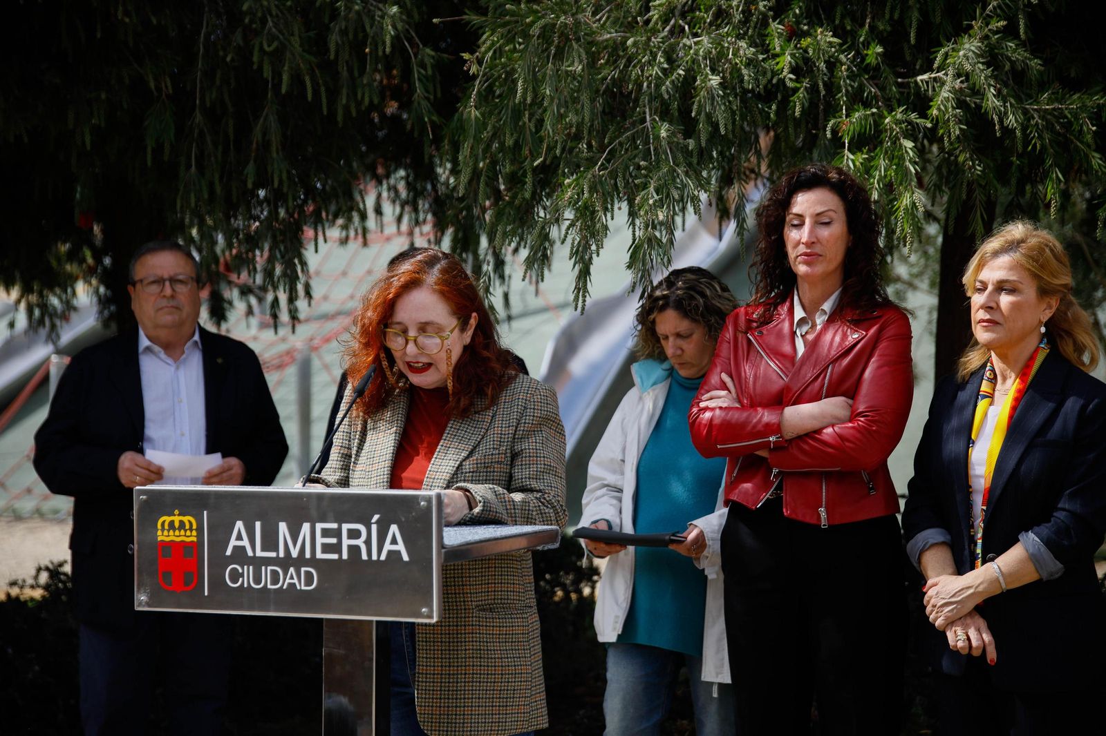 Las imágenes de la plantación de un olivo y el entierro de una cápsula del tiempo