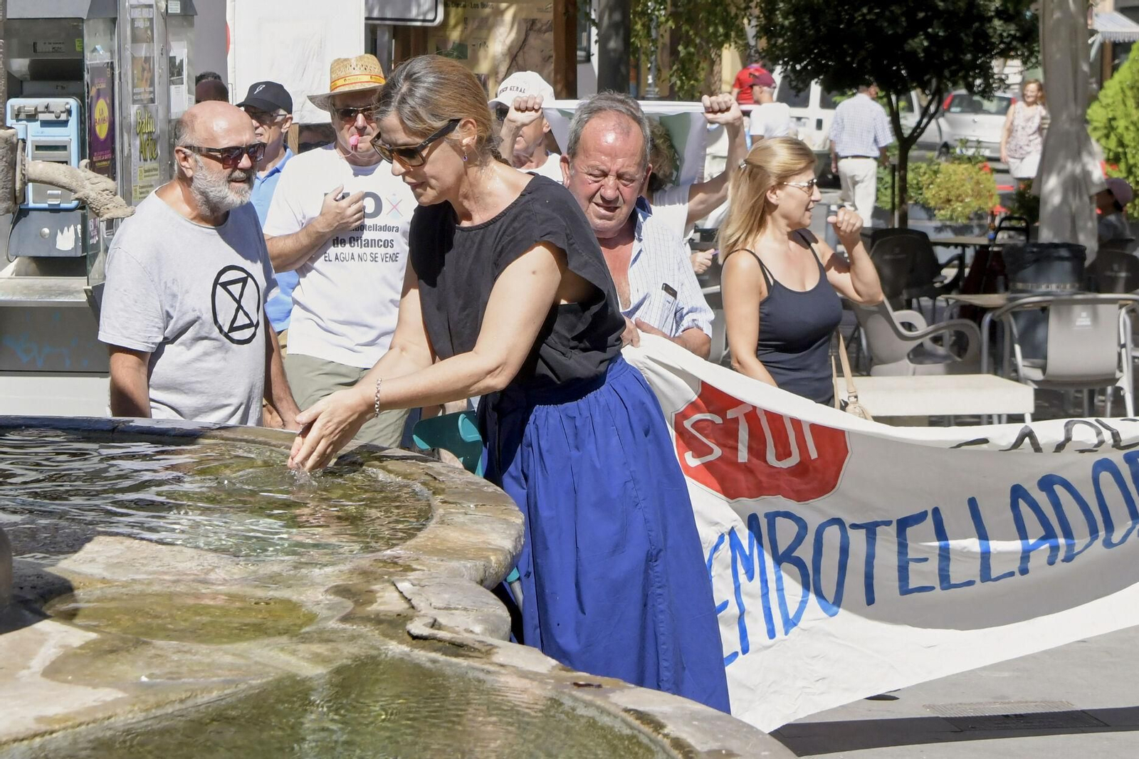 Así se han manifestado por las calles de Padul en contra de la embotelladora de Cijancos