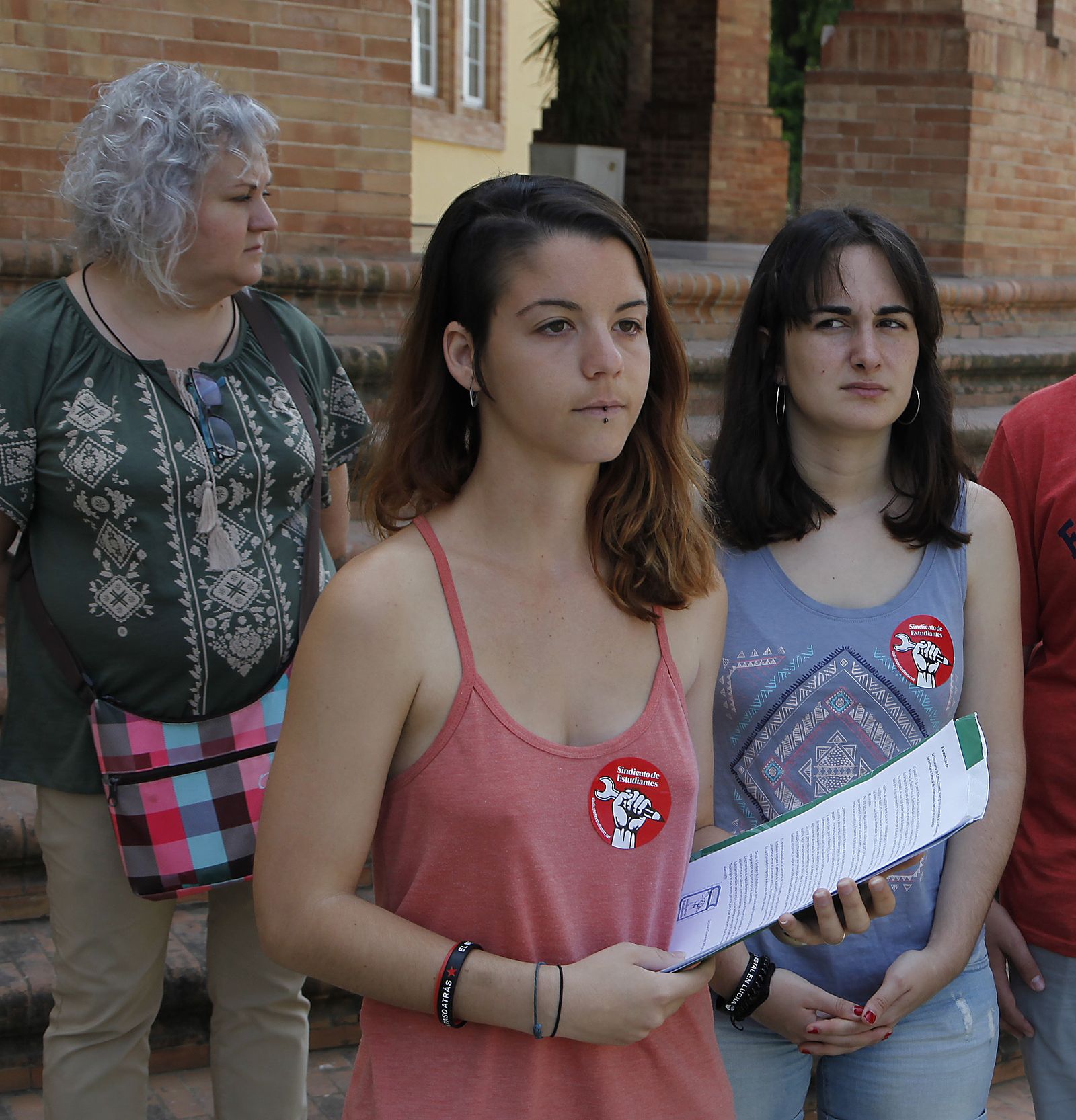 Representantes del Sindicato de Estudiantes de Andalucía presentan su queja ante la Junta