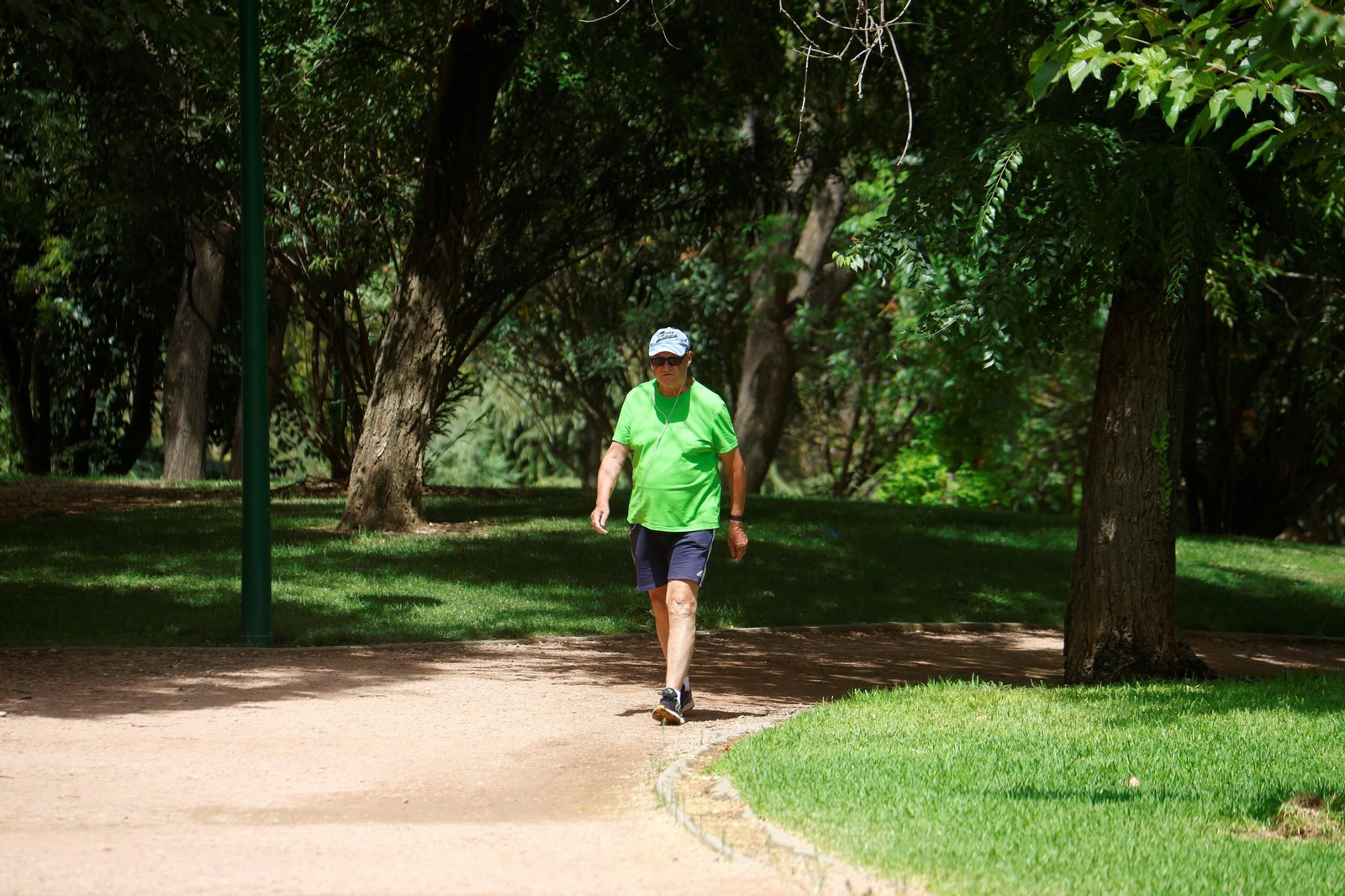 Un hombre en el circuito del Parque Cruz Conde.