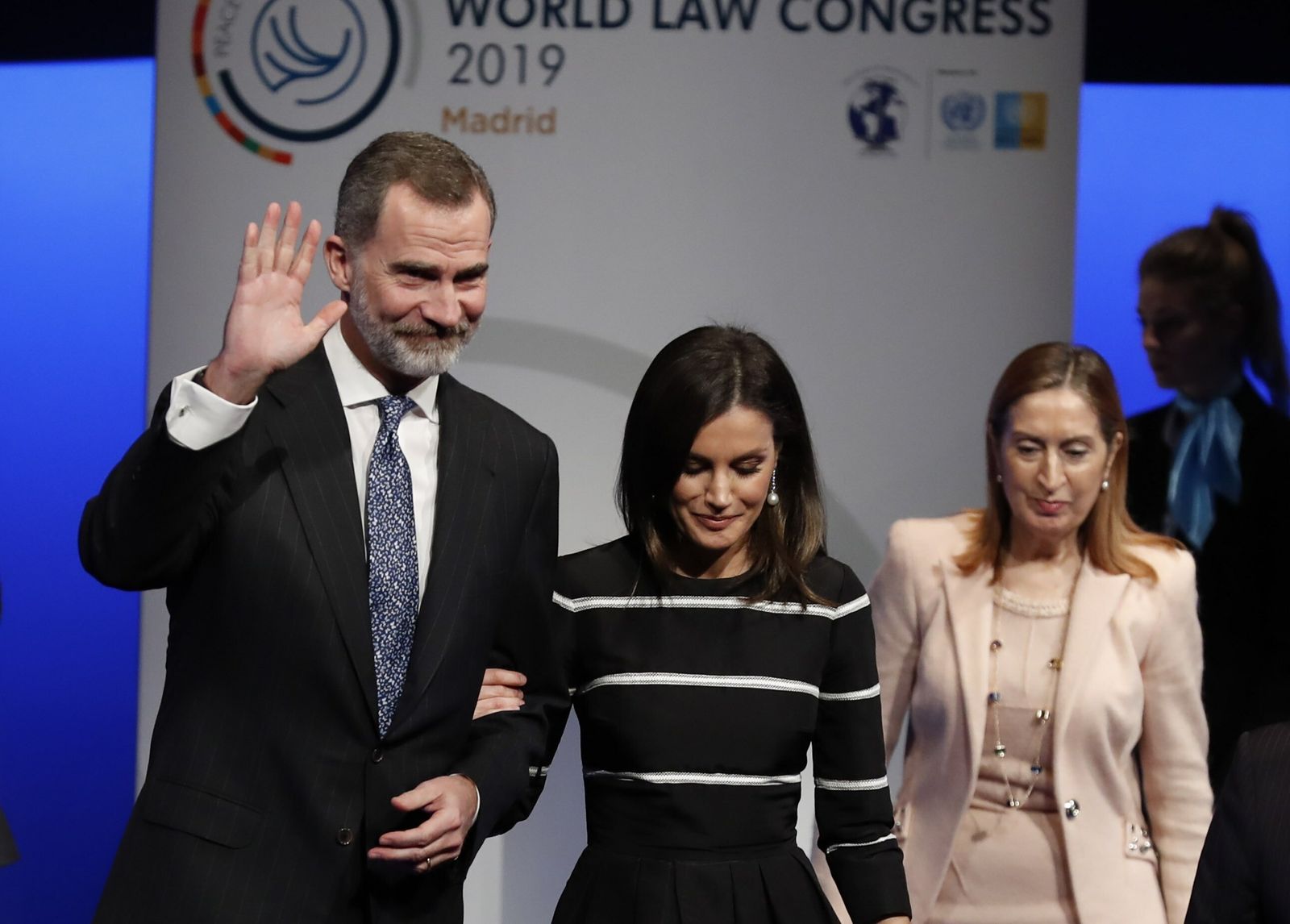Felipe VI, junto a doña Letizia y la presidenta del Congreso, Ana Pastor, saluda en el Teatro Real.