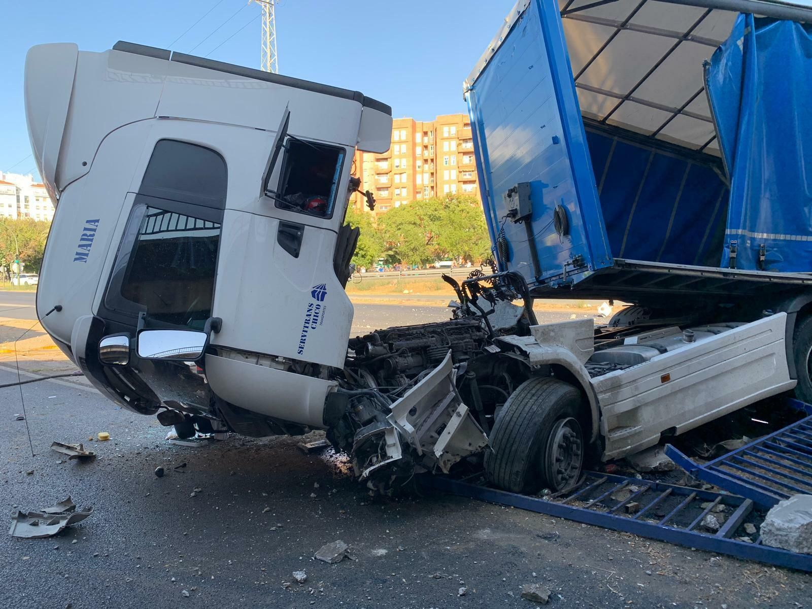 Las imágenes del camión accidentado en Montes Sierra
