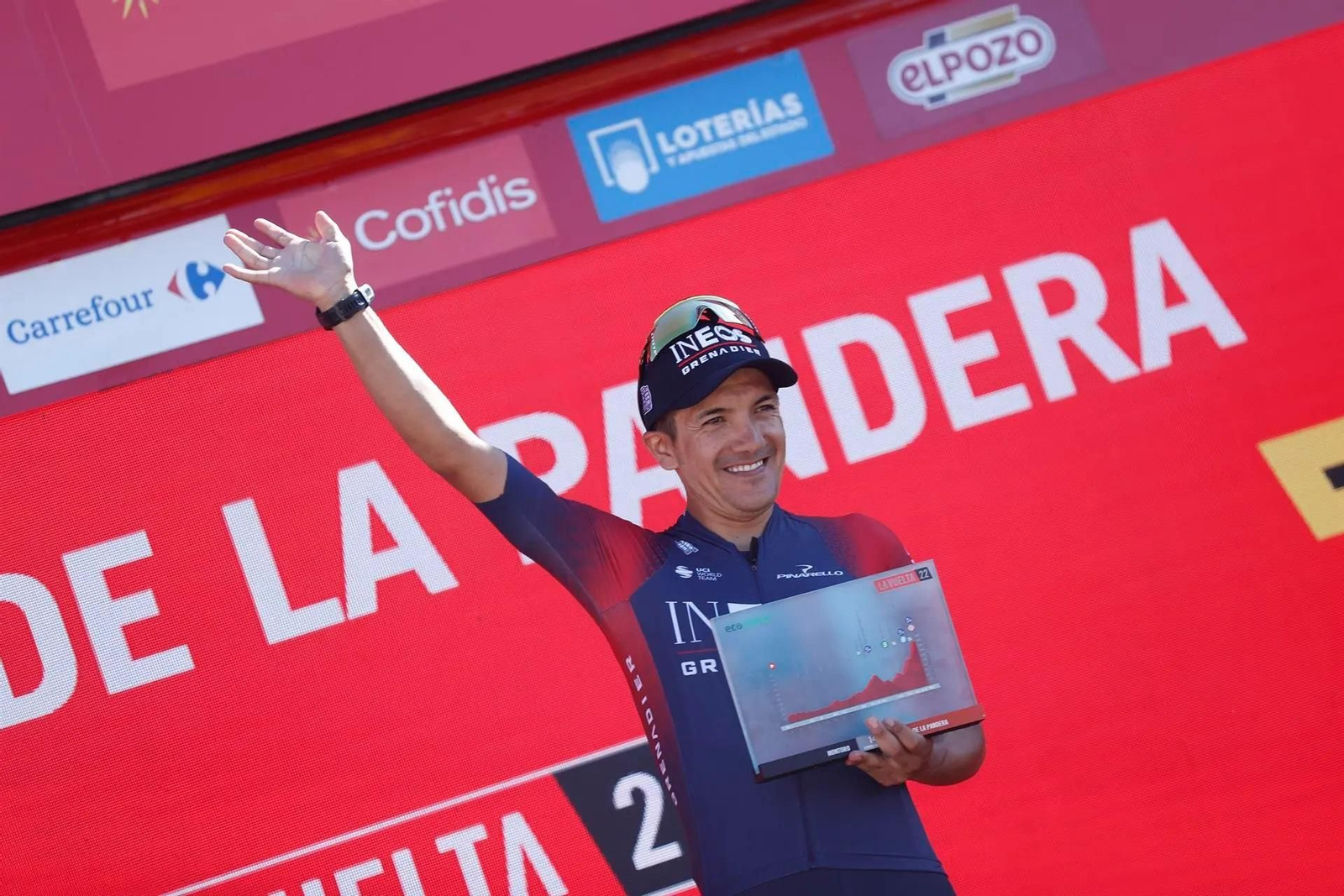 Richard Carapaz, en el podio tras su triunfo en La Pandera en 2022.