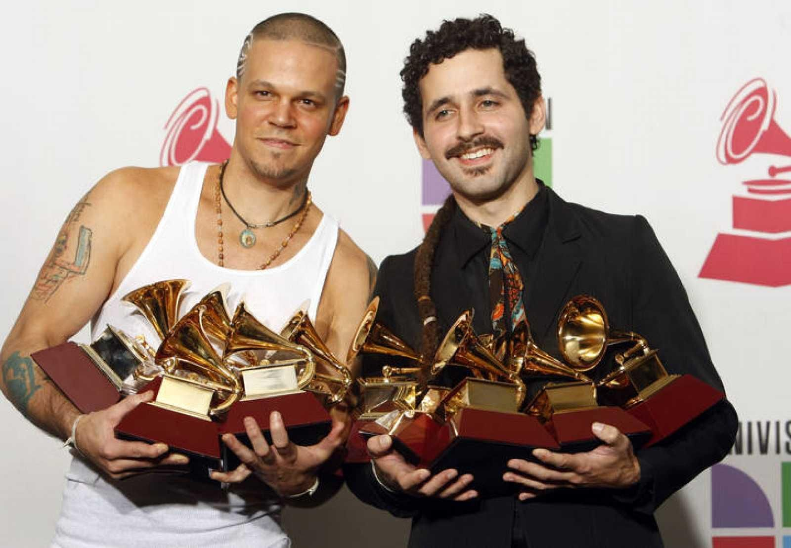 Calle 13 con sus Grammy Latinos
