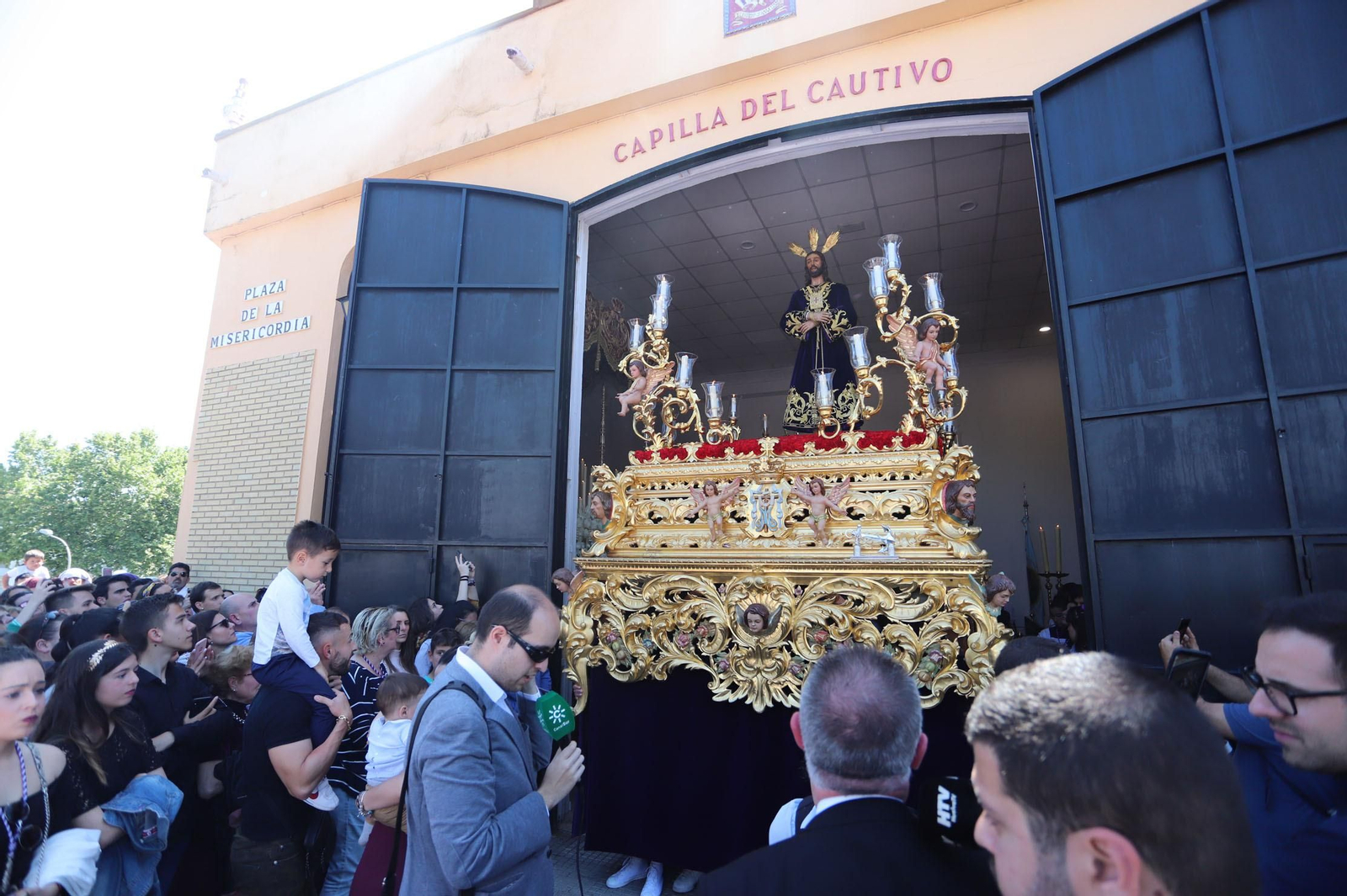 Imágenes del recorrido de la Hermandad del Cristo Cautivo de Huelva