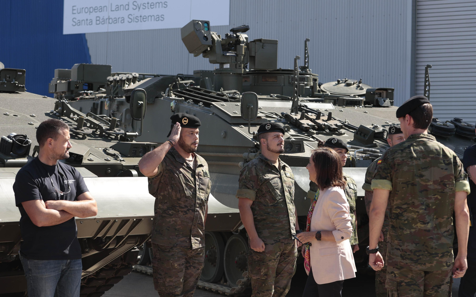 La visita de la ministra de Defensa a la fábrica De Santa Bárbara en imágenes