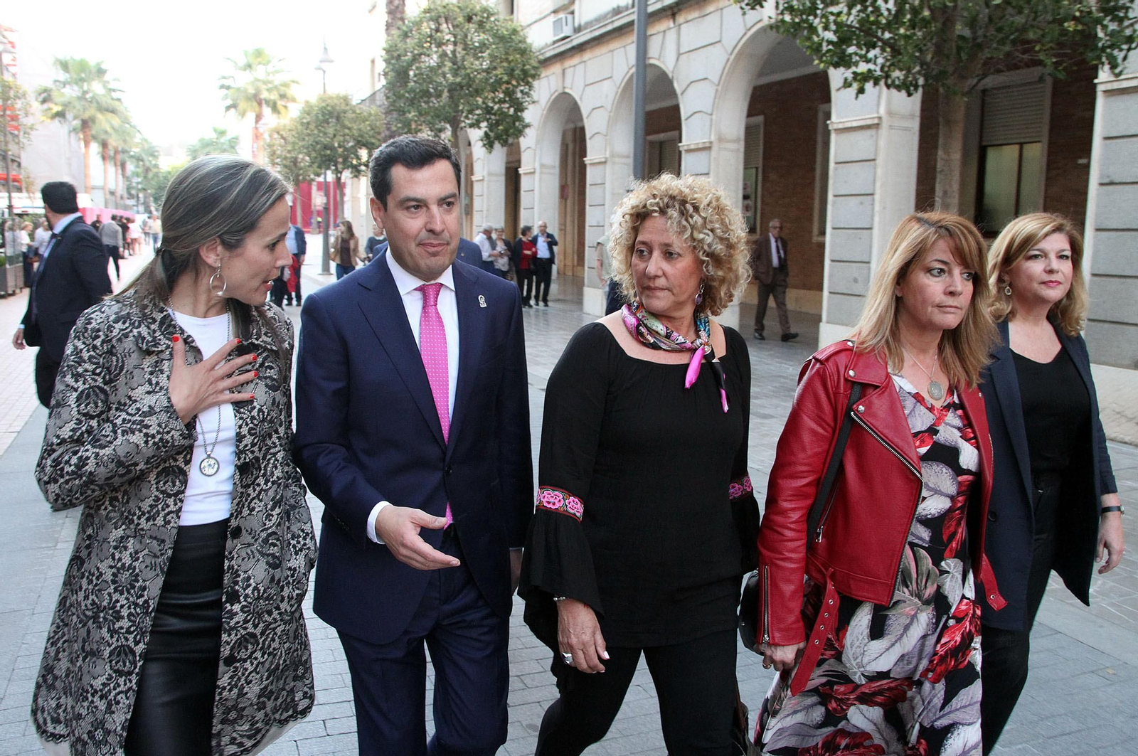 Juanma Moreno se reúne con Gabriel Cruz en el Ayuntamiento, en imágenes