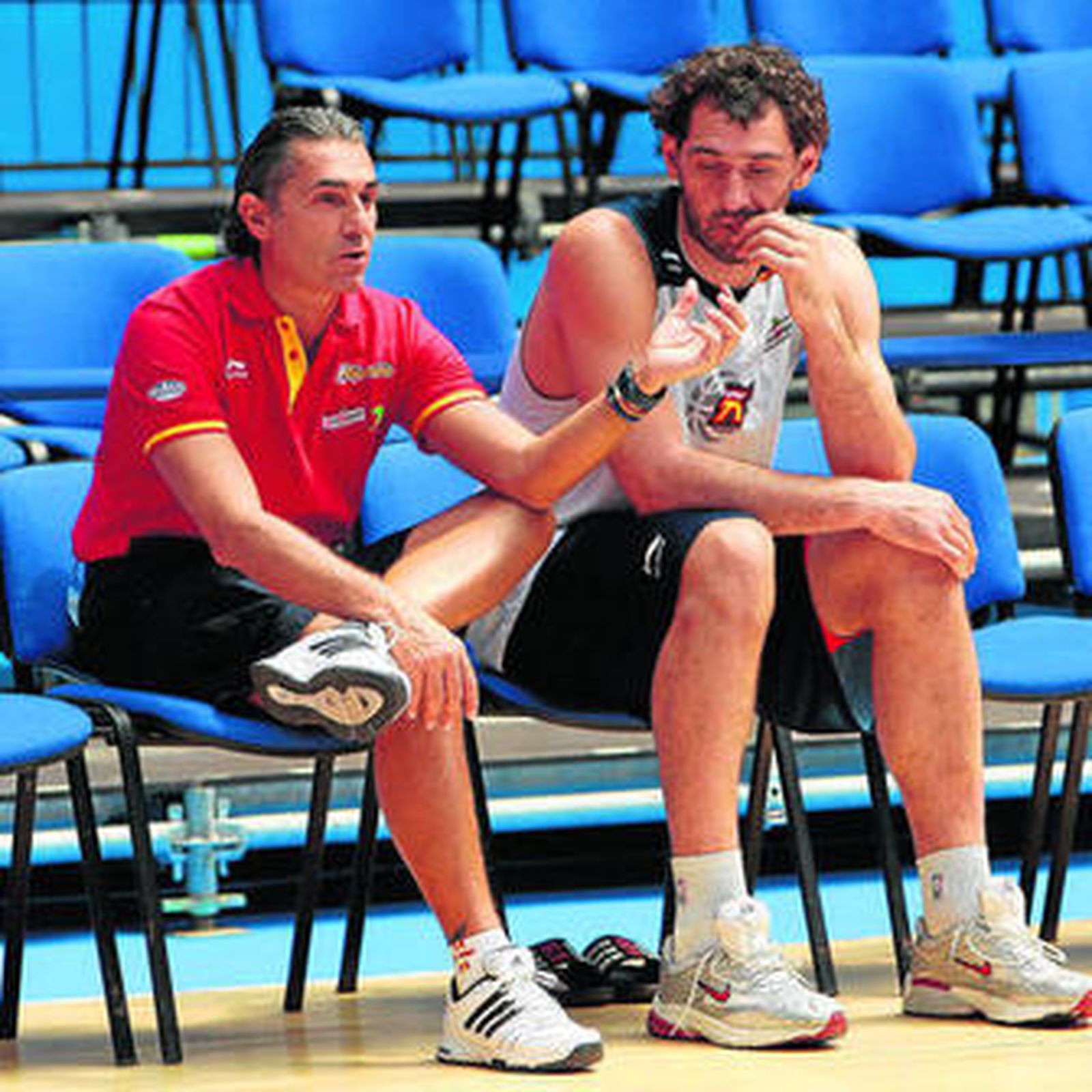 Sergio Scariolo (i) dialoga con Garbajosa durante el entrenamiento de ayer.